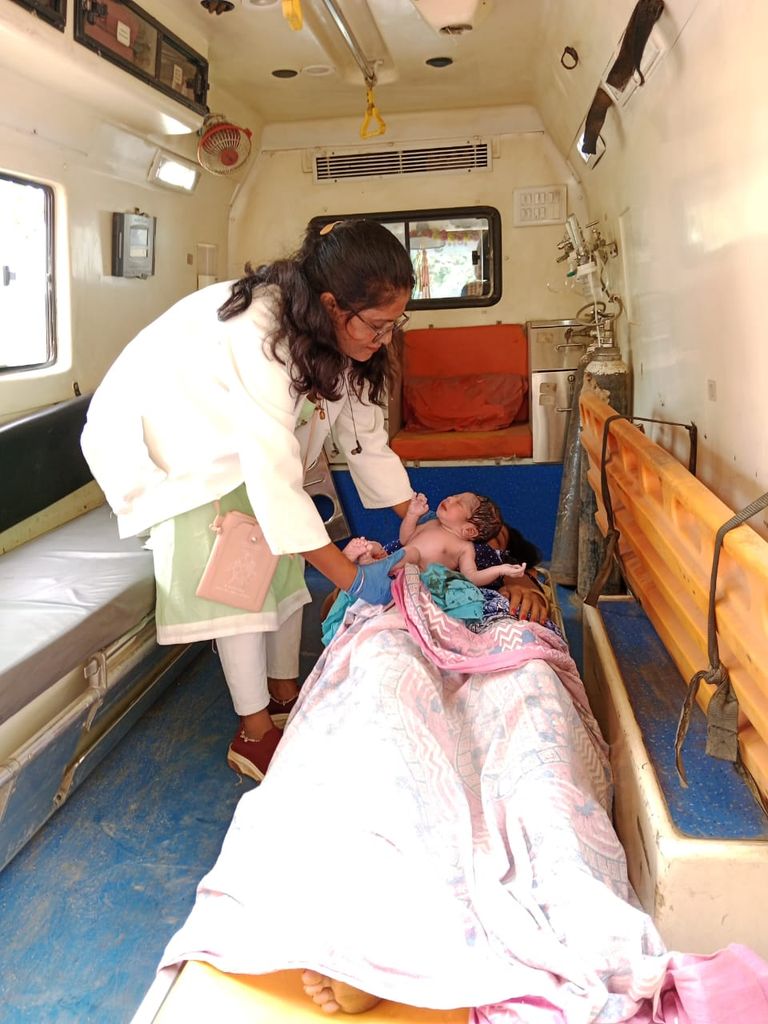 108 स्टाफ़ की सूझबूझ से एम्बुलेंस में गूँजी किलकारी, गर्भवती महिला ने स्वस्थ बेटी को दिया जन्म