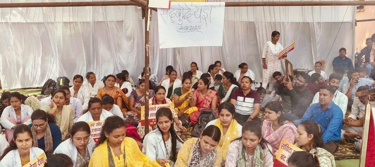 एनएचएम कर्मचारियों हड़ताल स्थल पर बनाया पोला त्यौहार, सरकार को सतबुद्धि देने के लिए गायत्री मंत्र का किया जप