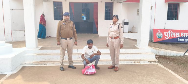 होली से पहले धमधा पुलिस की सख्ती, 32 पौवा शराब के साथ युवक गिरफ्तार