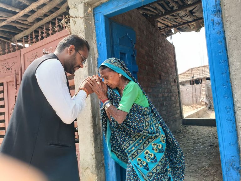 पांड़ादह क्षेत्र में चुनावी मुकाबला हुआ दिलचस्प : सुरेश साहू को बुजुर्गो का भी मिल रहा आशीर्वाद