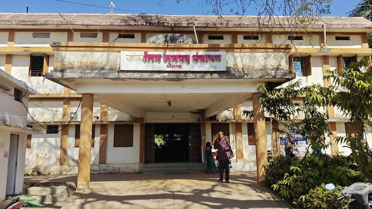 लिमतरा पंचायत सचिव पर गंभीर आरोप: पूर्व सरपंच का मानदेय और 15वें वित्त की राशि देने से इंकार