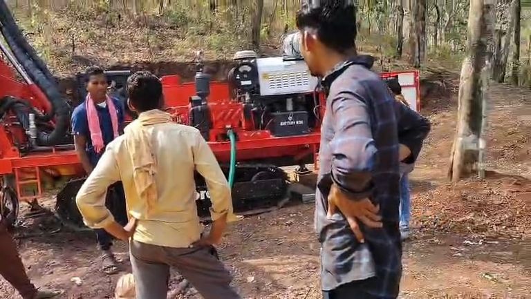 खैरागढ़–गंडई क्षेत्र के जंगलों में खनिज मिलने की चर्चा से बढ़ी चिंता, ग्रामीणों ने जताया विरोध