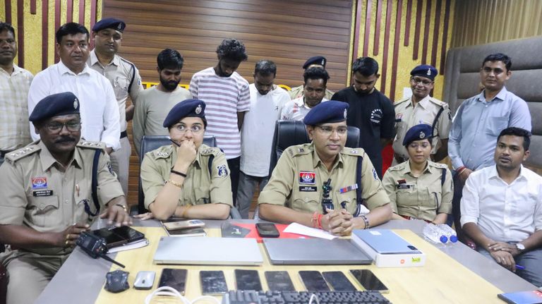 Satte के पिच पर राजनांदगॉव Police का सुपर ओवर, 5 आरोपी क्लीन बोल्ड