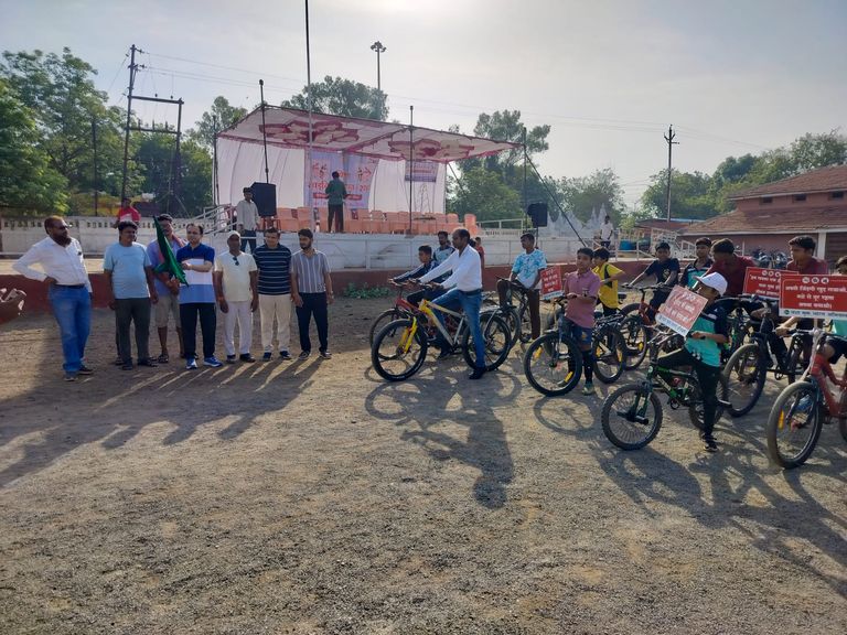 विश्व साइकिल दिवस पर खैरागढ़ में निकली भव्य साइकिल रैली, स्वस्थ जीवन, पर्यावरण संरक्षण एवं नशामुक्ति का दिया संदेश