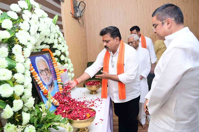 गृह मंत्री शर्मा और स्वास्थ्य मंत्री जायसवाल लोकांगन परिसर पहुंचकर स्वर्गीय सेन को श्रद्धांजली अर्पित किये !