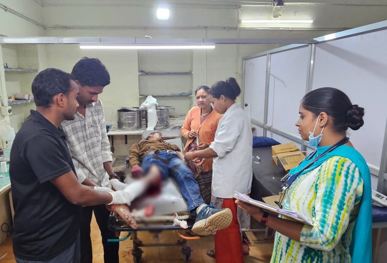 खैरागढ़. नगर पालिका में पदस्थ सहायक राजस्व निरीक्षक को अज्ञात वाहन ने मारी टक्कर, हालत गंभीर; मेडिकल कॉलेज रेफर