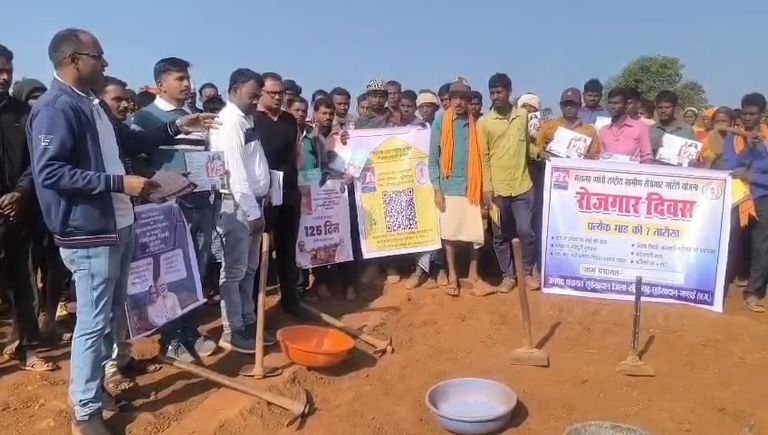 खैरागढ़. 221 ग्राम पंचायतों में रोजगार–आवास दिवस का आयोजन, समुंदपानी पहुंचकर जिला पंचायत सीईओ ने ग्रामीणों से किया संवाद