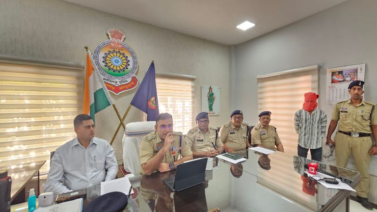 खैरागढ़. पारिवारिक रंजिश और शक में बुजुर्ग की कुल्हाड़ी मारकर हत्या, पुलिस ने 'अंधे कत्ल' की गुत्थी सुलझाई
