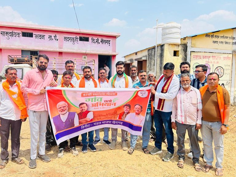खैरागढ़. ‘गांव चलो अभियान’ में मंदराकुही पहुंचे भाजपा नेता, योजनाओं की जानकारी दी, सरपंच प्रतिनिधि ने थामा भाजपा का दामन