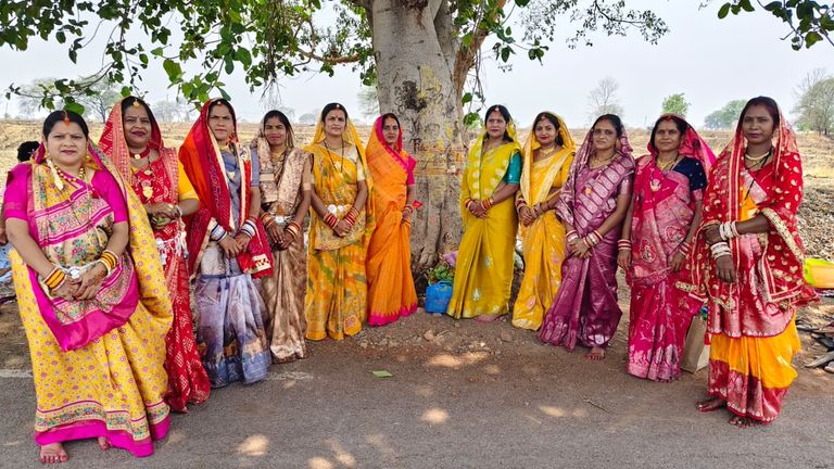 खैरागढ़. वट वृक्ष की छांव में गूंजीं अखंड सौभाग्य की प्रार्थनाएं: विधायक यशोदा वर्मा ने महिलाओं संग किया पूजन