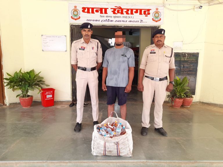 खैरागढ़. अवैध शराब कारोबार पर पुलिस का बड़ा प्रहार: तीन जगह दबिश देकर 55 लीटर शराब, बाइक और नकदी जब्त, चार आरोपी गिरफ्तार