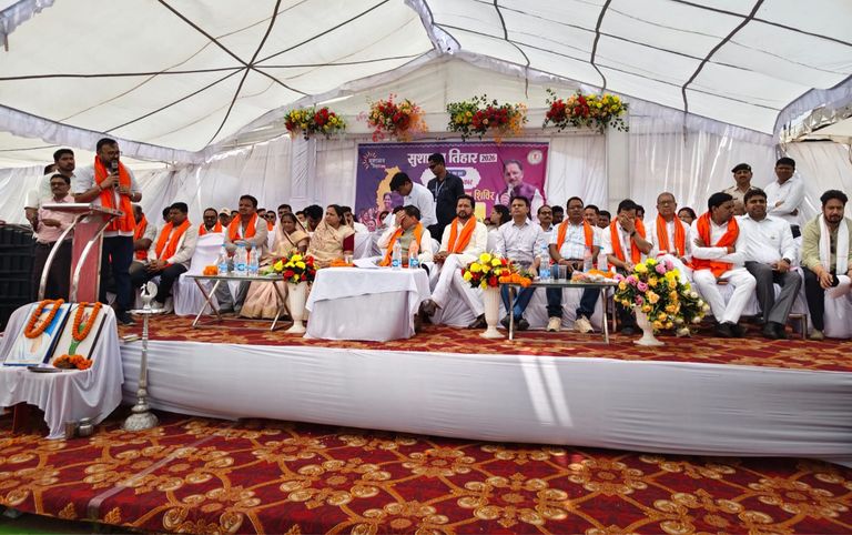 खैरागढ़. प्रभारी मंत्री के सामने फूटा जनप्रतिनिधि का गुस्सा: जिला पंचायत सभापति ने बिजली विभाग के जेई पर लगाए वसूली और दुर्व्यवहार के आरोप