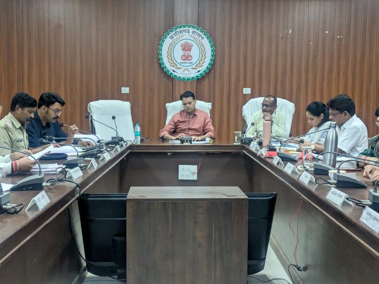 खैरागढ़. सड़क सुरक्षा को लेकर कलेक्टर का बड़ा फैसला: ओवर स्पीडिंग, ड्रंक एंड ड्राइव और आवारा पशुओं के खिलाफ चलेगा अभियान