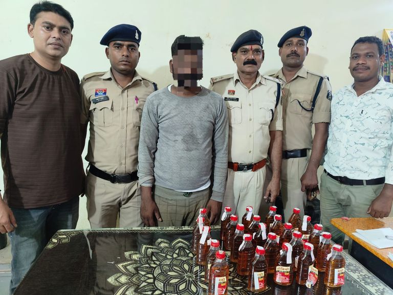 अवैध शराब परिवहन करते दो आरोपी गिरफ्तार, 58 पौवा शराब व बाइक जब्त