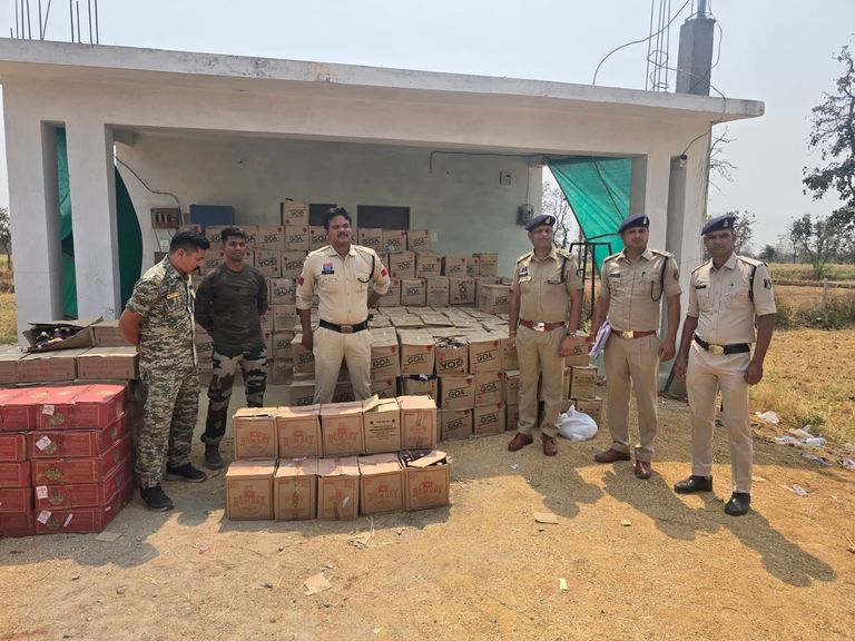 डोंगरगढ़ पुलिस की बड़ी कार्रवाई: 27.32 लाख रुपये की अवैध शराब जब्त, मुख्य आरोपी फरार