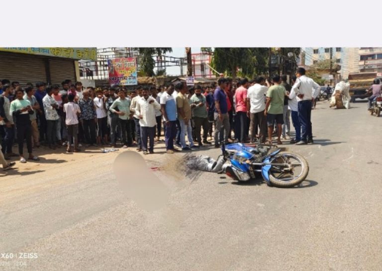 रोड हुआ लाल: खैरागढ़ में दर्दनाक सड़क हादसा, मेटाडोर के नीचे कुचला बाइक सवार