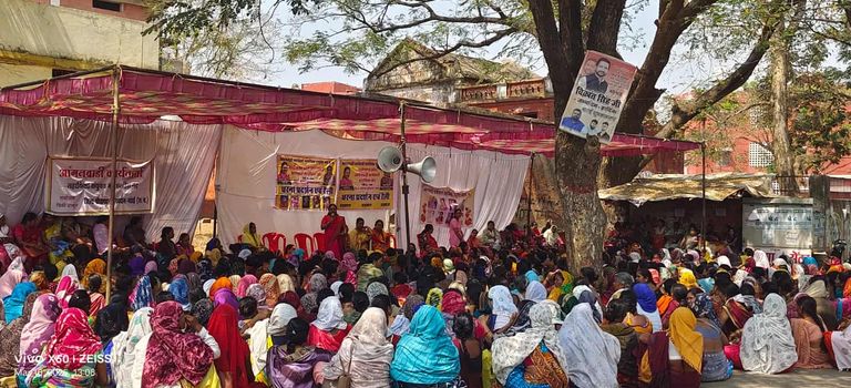 टी.एच.आर. वितरण में आ रही व्यवहारिक समस्याओं के समाधान हेतु आंगनबाड़ी कार्यकर्ताओं ने ज्ञापन सौंपा
