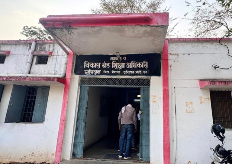 शिक्षा व्यवस्था पटरी से उतरी, कार्यालयों में जमे शिक्षक, स्कूलों में पढ़ाई प्रभावित