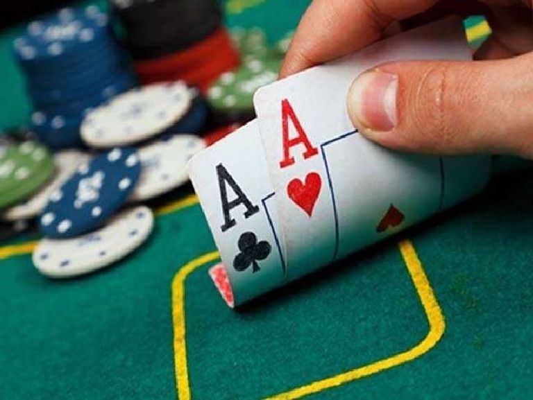 52 परी के इश्क में डूबे जुआरी गिरफ्तार, पुलिस ने मारा छापा